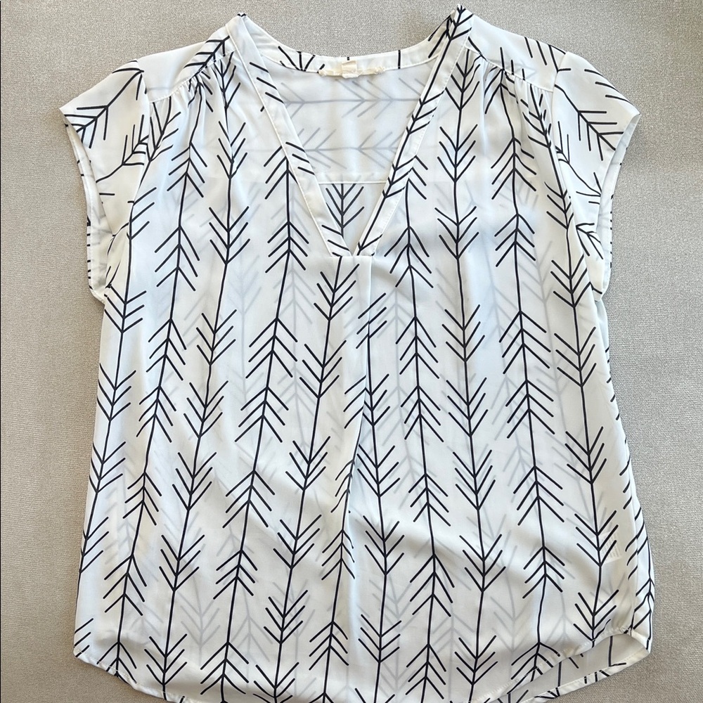 fun 2 fun White V-Neck Short Sleeve Blouse with Black Linear Arrow Print